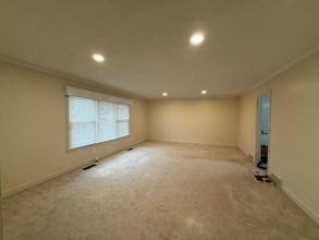 Building Photo - 825 Reynolds Rd