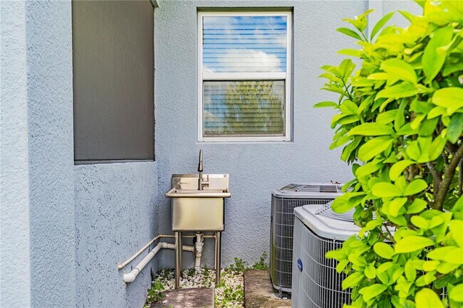 Building Photo - 12111 Imaginary Way