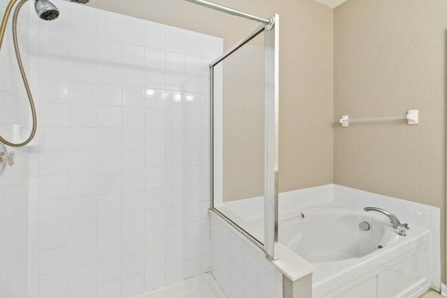 Building Photo - Nice 3/2 with Bonus Room in Oak Hammock Pr...