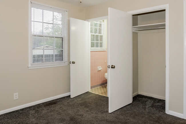 Building Photo - 3704 Lakewood Dr NW