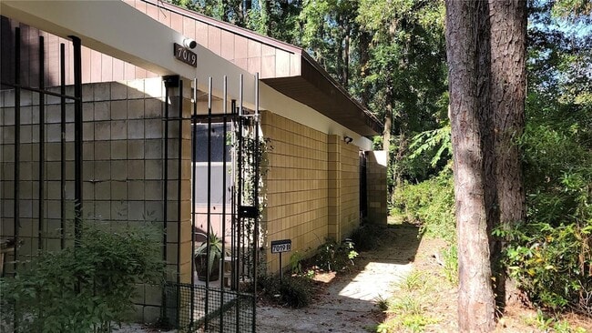 Building Photo - 7019 SW 44 Ave