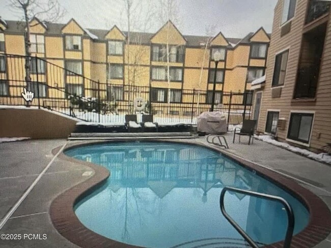 Building Photo - Carriage House Furnished Condo Available Now