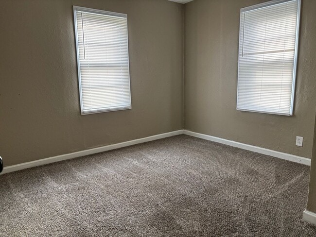 Building Photo - “Move-In Ready 2-Bedroom with Expansive Yard”