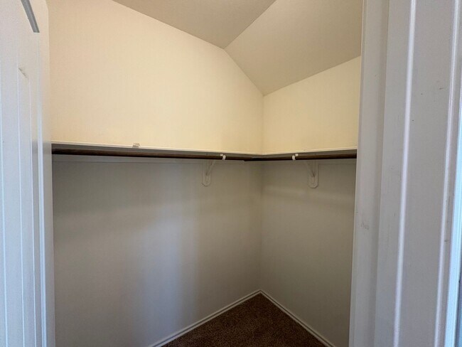 Building Photo - 4B2.5B Warm & Spacious Home in Remington R...
