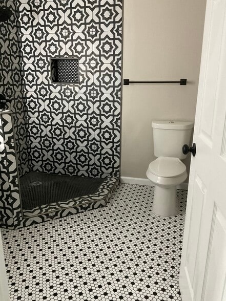 master bathroom. Shower now has glass frame - 1709 Nelva St