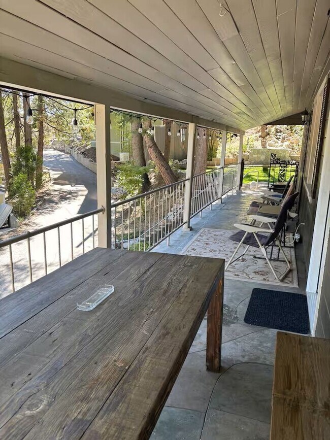 Building Photo - Vintage 5 bedroom Home with Three Car Garage