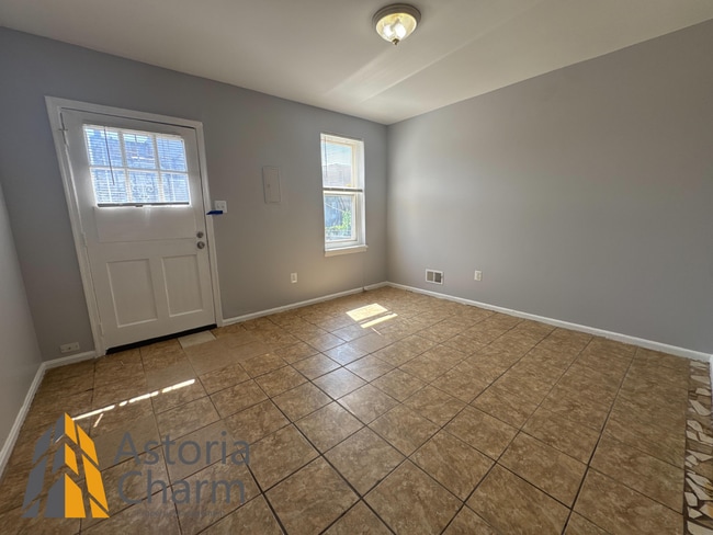 Building Photo - Updated 2 Bedroom Home with Modern Kitchen