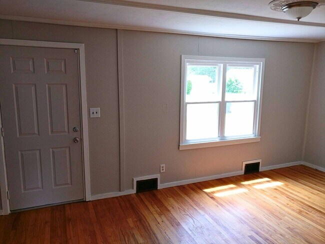 Building Photo - 4-Bedroom Home for Rent Summer 2026
