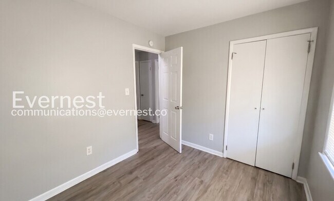 Building Photo - 1935 Lathrop St SE