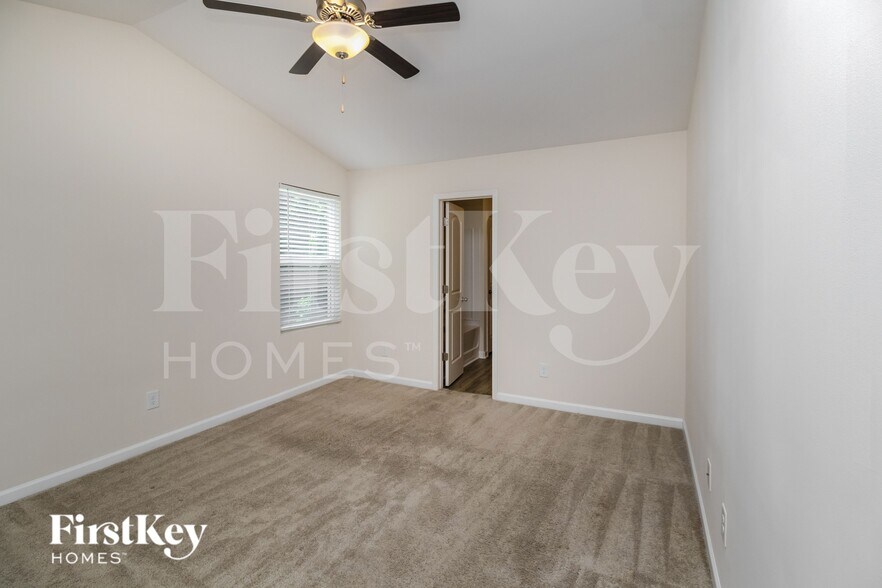 Building Photo - 4019 Maderia Dr NW