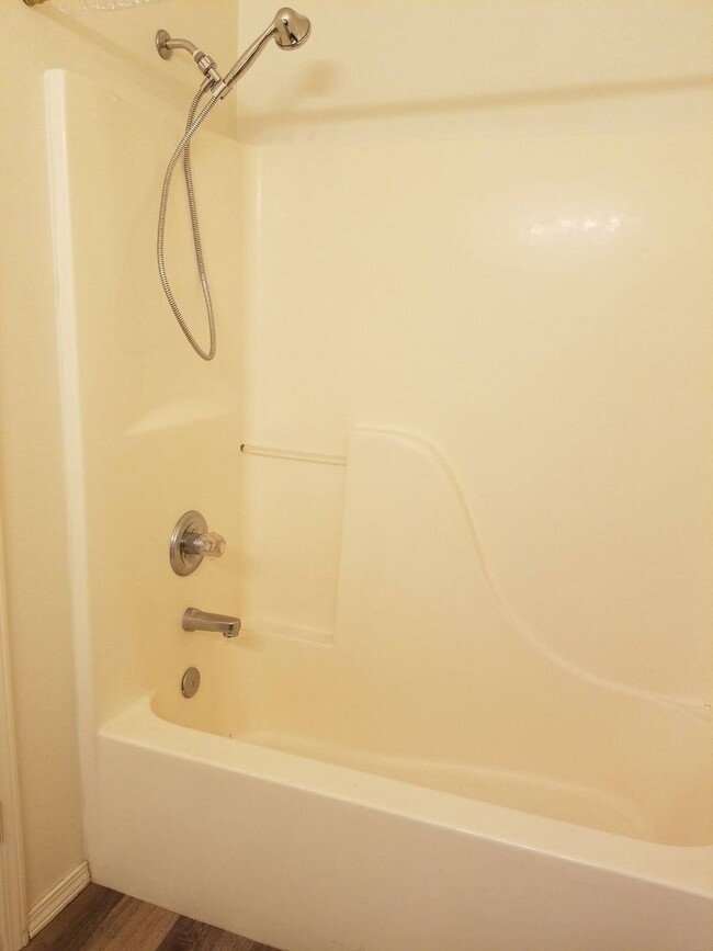 Building Photo - 1706/1708peni