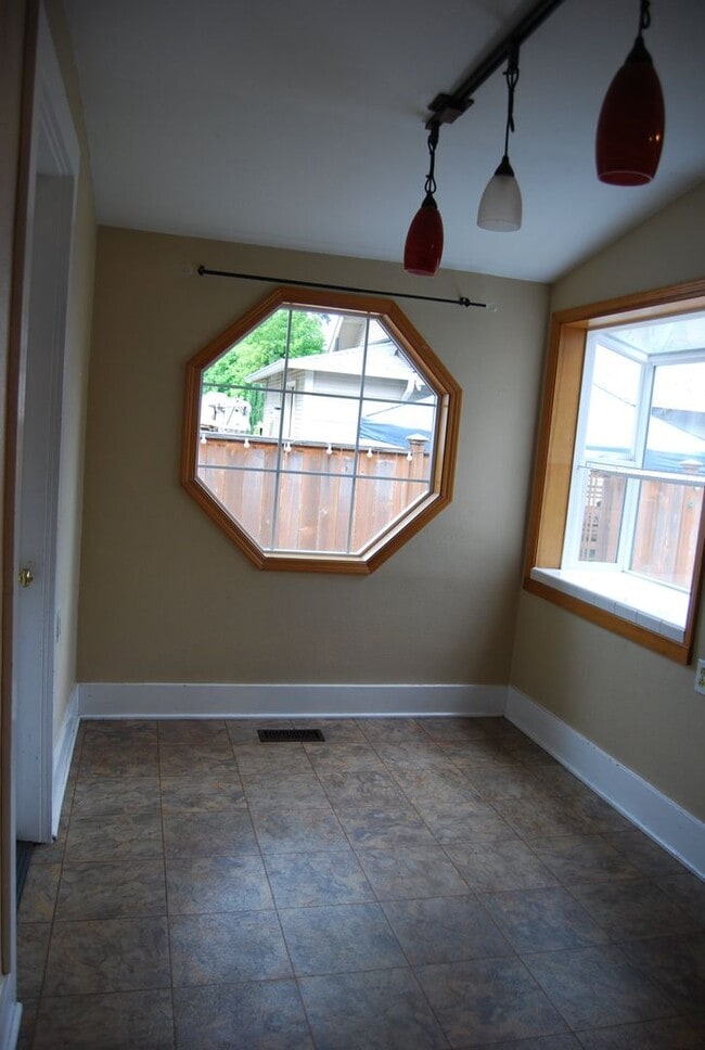 Building Photo - 3 Bedroom 2 Bath Home Newberg OR