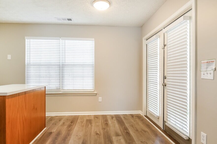 Building Photo - 207 Oak Grove Ln