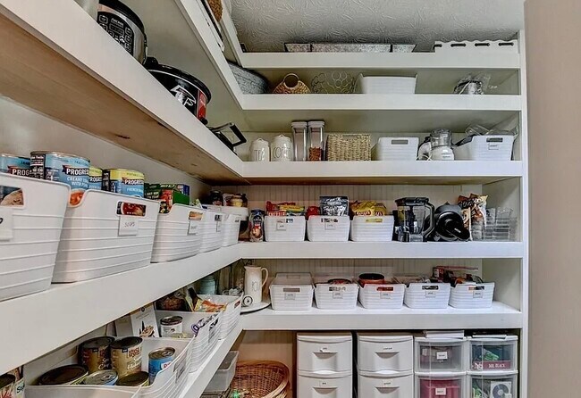 Building Photo - 561 Russell Rd