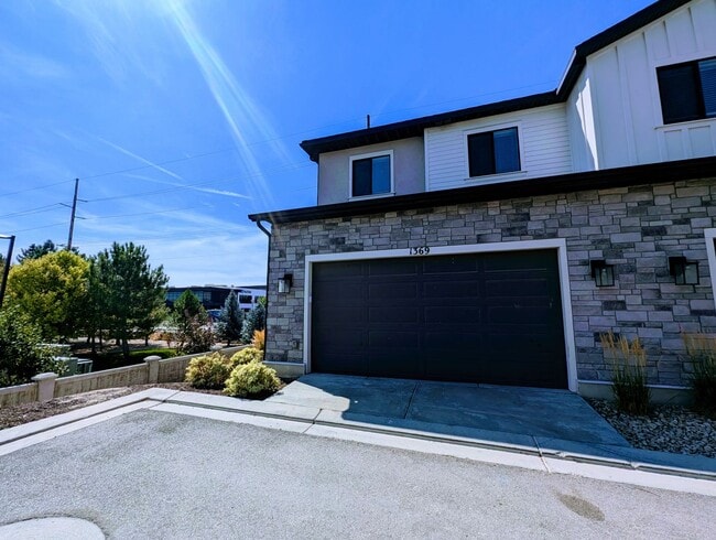Building Photo - Gorgeous Townhome!!!