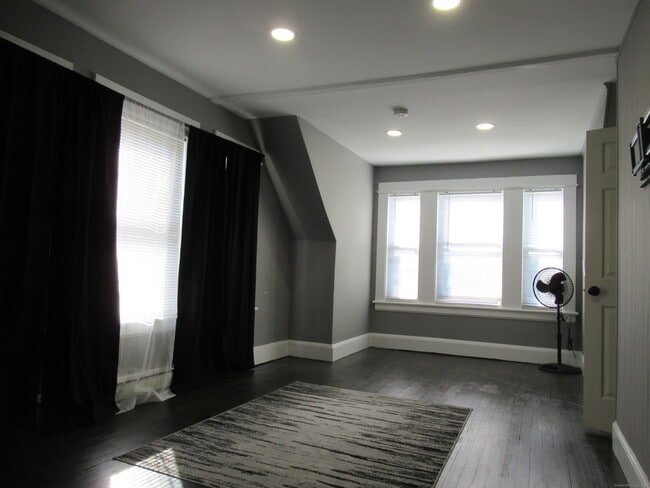 Building Photo - 330 Bradley St