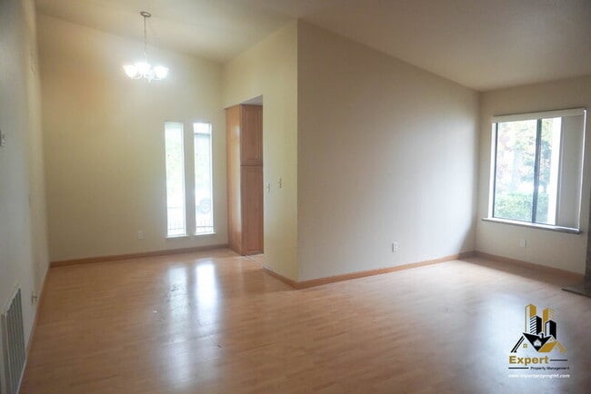 Building Photo - 5333 Primrose Dr