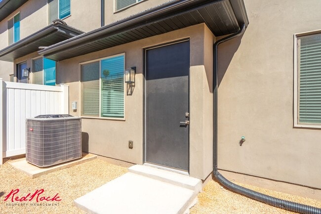 Building Photo - Hurricane Valley 3 Bedroom Townhome