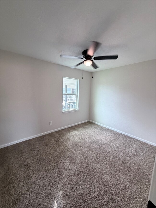 Building Photo - 2915 Creston Dr