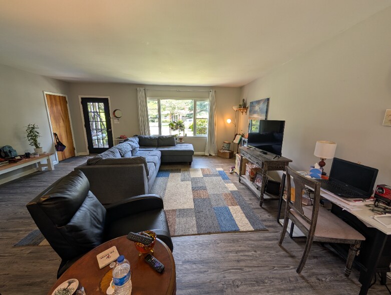 Building Photo - 1240 Pinebrook Cir