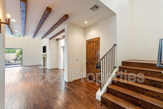 Building Photo - 175 Villaggio W