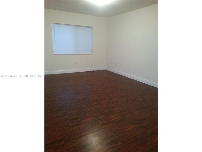Building Photo - 2880 Pine Tree Dr