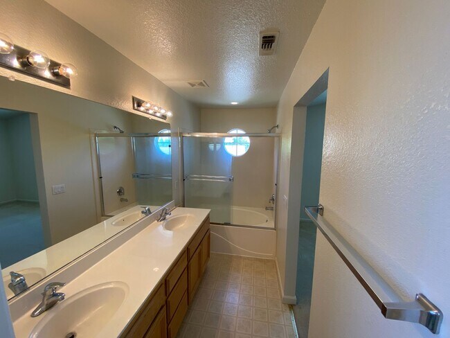 Building Photo - Spacious & Nice!