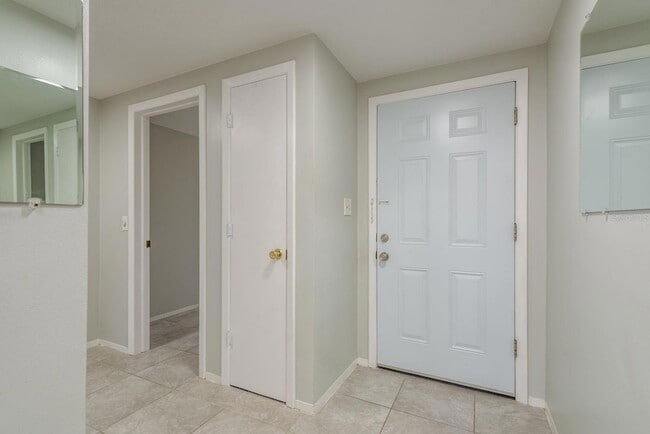 Building Photo - 10521 Oak Hill Dr