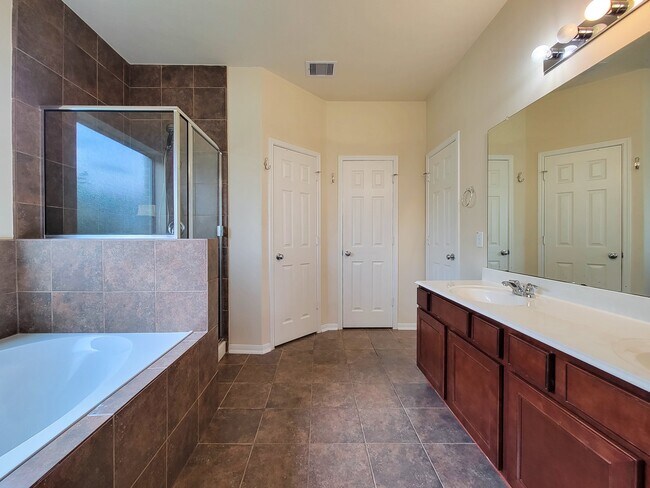 Building Photo - 805 Arlington Pointe Dr