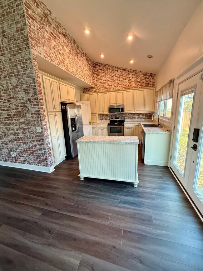 Building Photo - 800 Palomino Ln