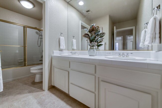Building Photo - Impressive 4 Bedroom 2.5 Bath home with Po...