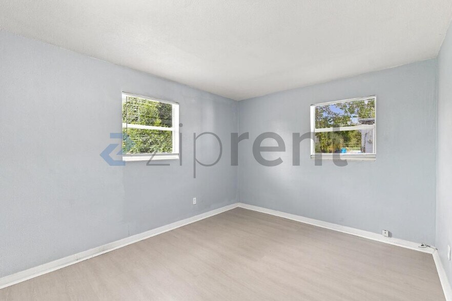 Building Photo - Unit