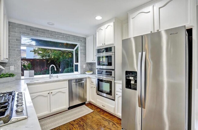 Building Photo - 539 Zenith Ridge Dr