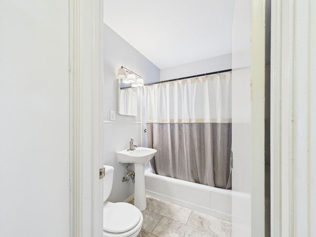 Building Photo - Adorable Property