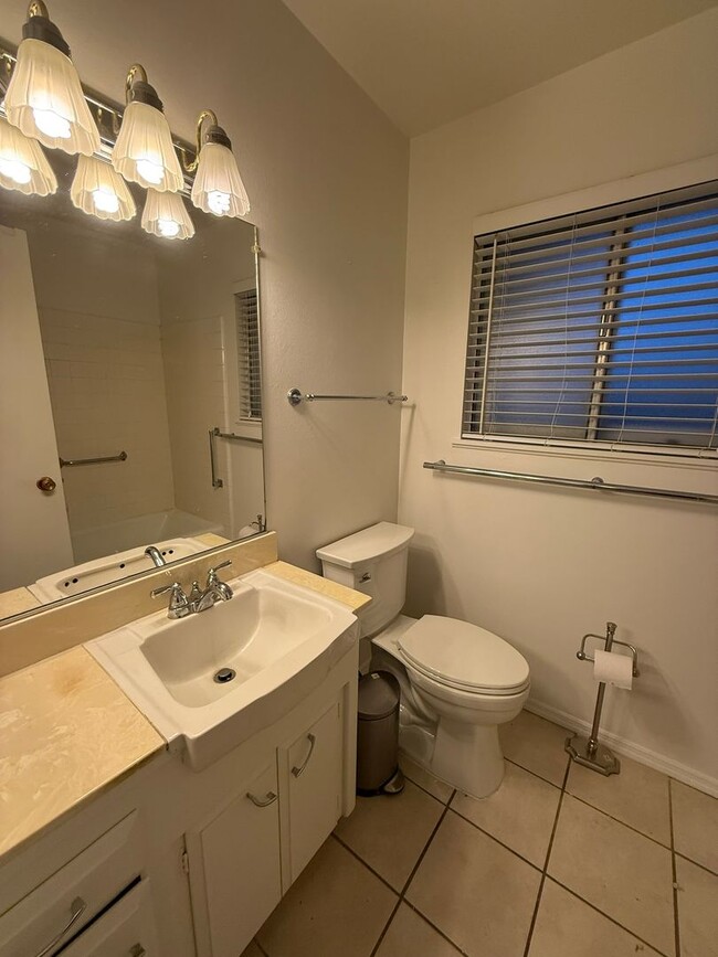 Building Photo - Clean 2 Bedroom / 1 Bathroom Condo Availab...