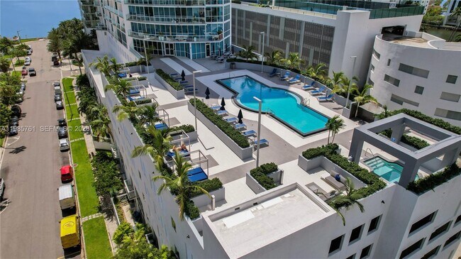 Building Photo - 480 NE 30th St