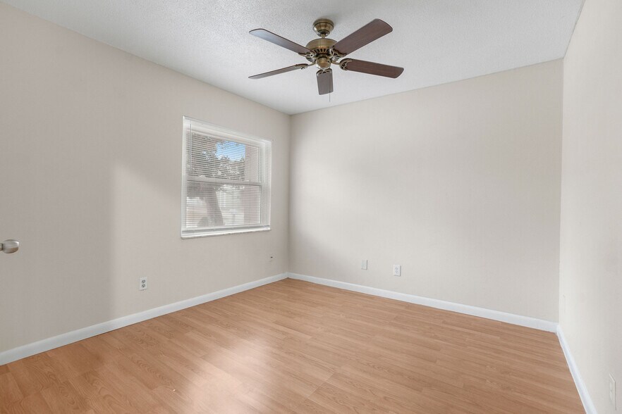 Building Photo - 2078 Loma Linda Way N