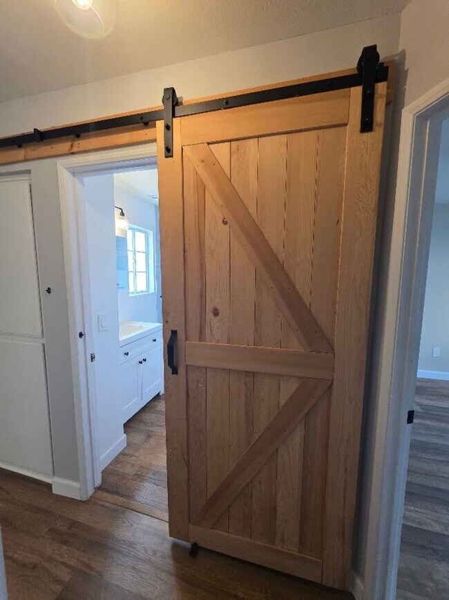 Building Photo - RENOVATED 2BD/1.5 BATH WITH PARKING, LAUNDRY, AND FULL H-VAC