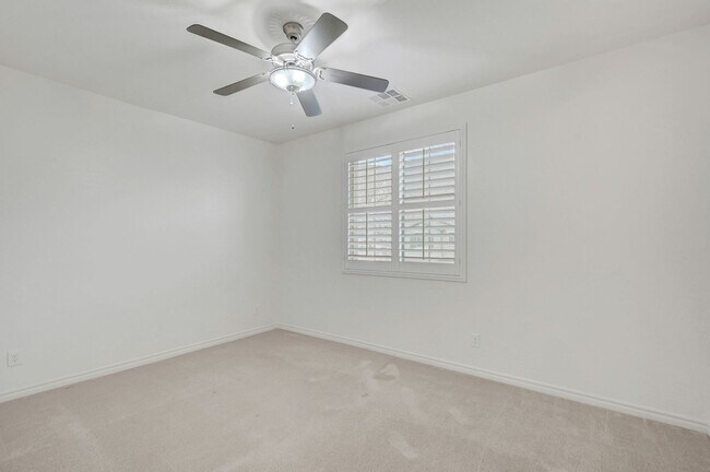 Building Photo - Stunning 4 Bedroom with Mountain Views!