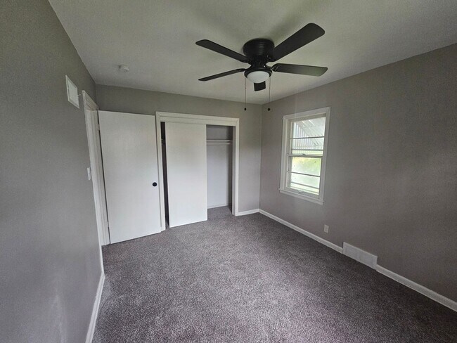 Building Photo - 800-802 E 75th Terrace - Duplex