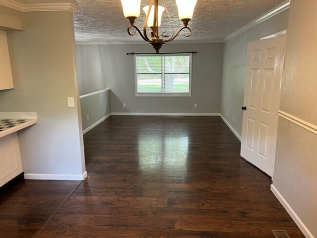 Building Photo - Maryville 37801 - 3 bedroom 2 bath (Upstairs Only) home - Contact Troy Adams (865) 233-6949