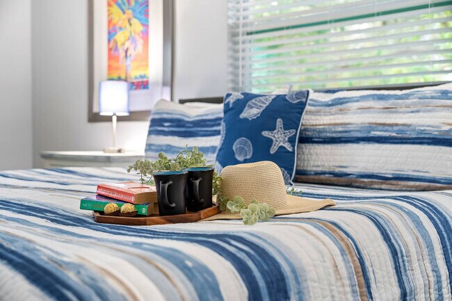 Building Photo - 1341 Bayview Dr