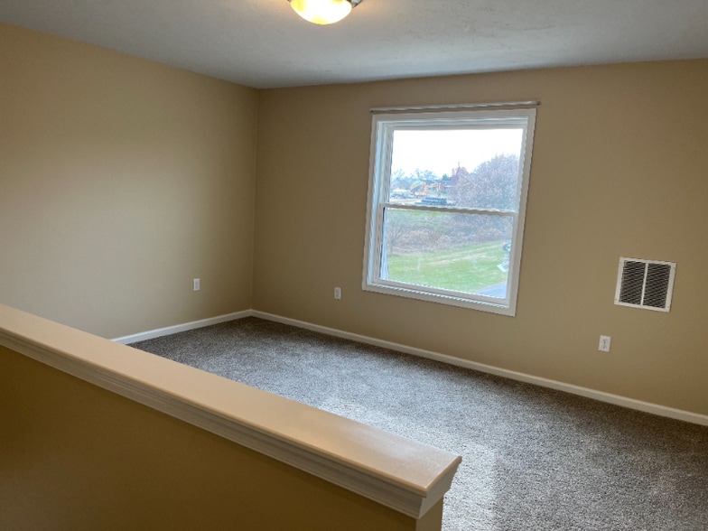 Building Photo - 164 Logan Rd