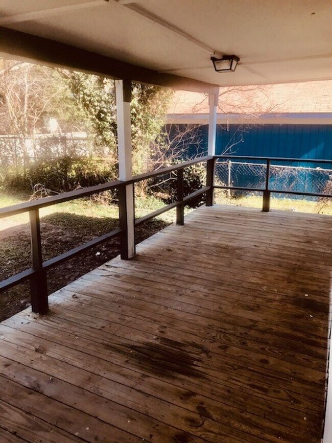 Building Photo - RECENTLY REMODELED 4 BEDROOM 2 BATH HOME I...