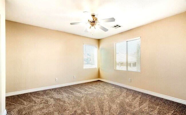 Building Photo - 5565 Golden Palms Ct
