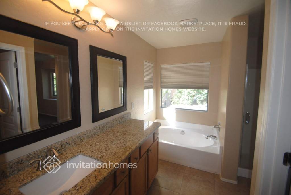 Building Photo - 3878 E Santa Fe Ln