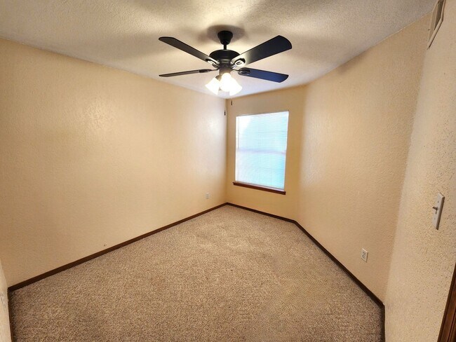 Building Photo - 2050 Pinecone Way