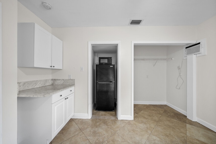 Building Photo - 1041 NE 9th Ave