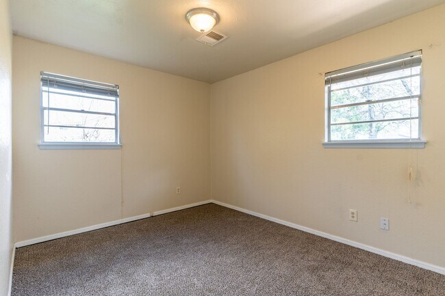 Building Photo - Spacious Rent to Own in South OKC!