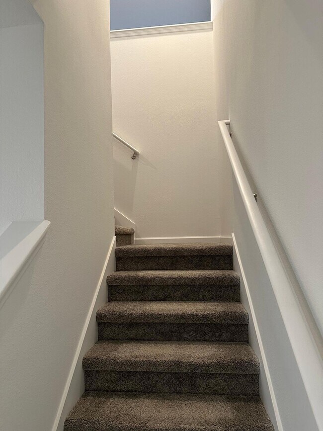 Building Photo - 4 Bed / 2.5 Bath Home – Available Septembe...